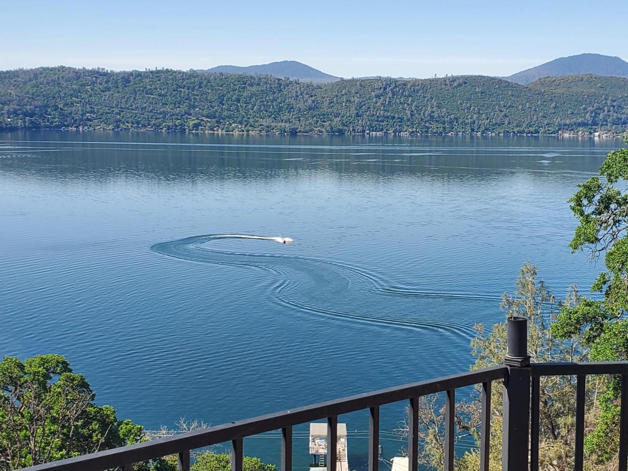 A Lake, A Mountain And The House With The Red Door Clearlake Exteriér fotografie